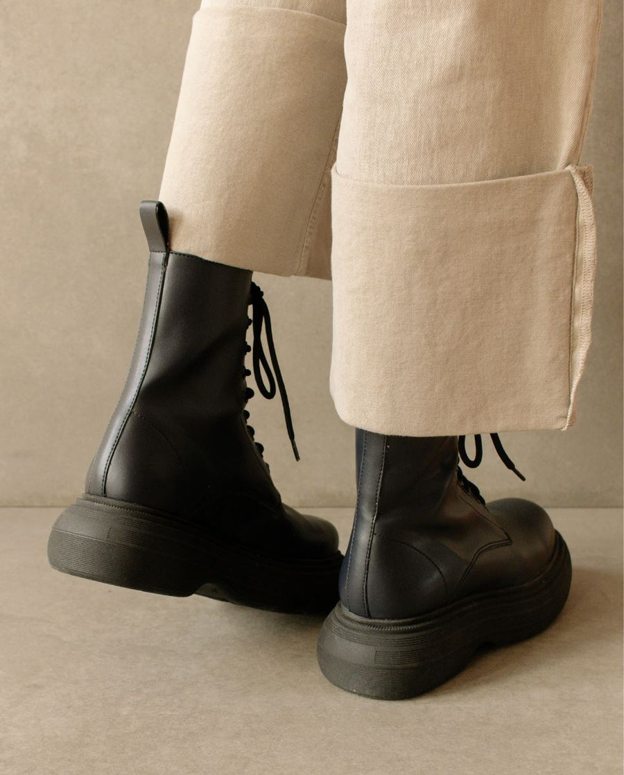 Gouache Black Boots Svegan