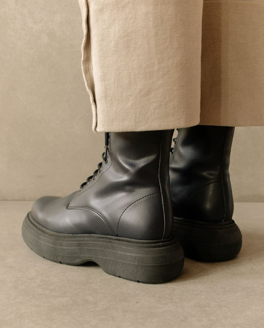 Gouache Black Boots Svegan